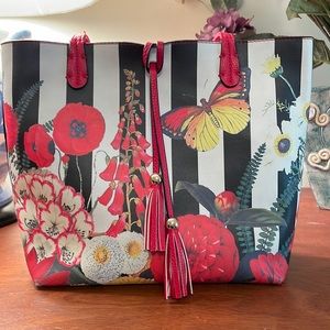 Flowers and butterflies!  Very nice casual bag for Spring and Summer!